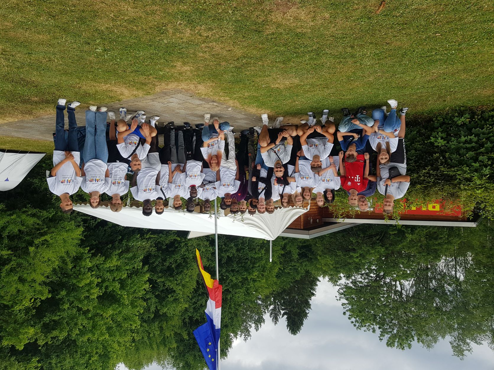 Gruppenbild vor der europäischen, deutschen und französischen Flagge